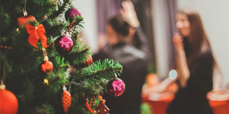 Singles haben es unterm Weihnachtsbaum nicht immer leicht. Schlagfertige Antworten können helfen bei nervigen Fragen und Kommentaren.