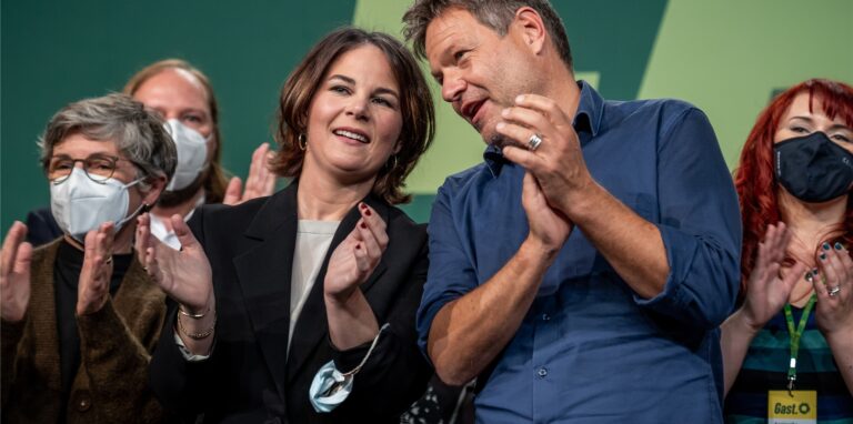 Annalena Baerbock, Bundesvorsitzende von Bündnis 90/Die Grünen, steht neben Robert Habeck, Bundesvorsitzender von Bündnis 90/Die Grünen (Symbolbild)