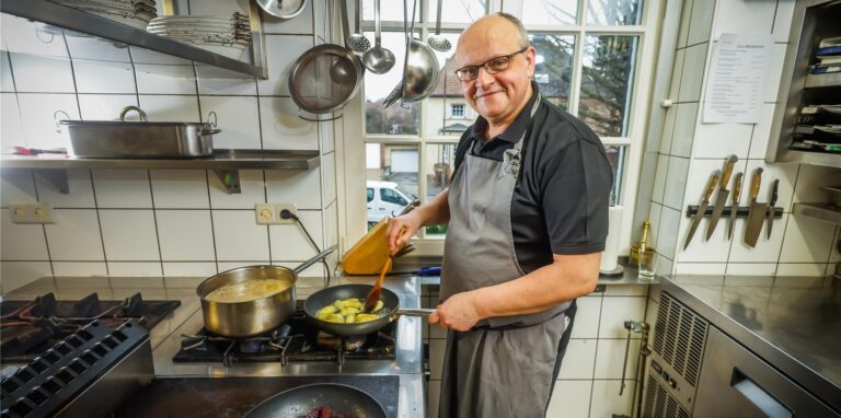 Mario Kalweit zeigt, wie Singles für sich selbst weihnachtliche Gerichte zaubern können.