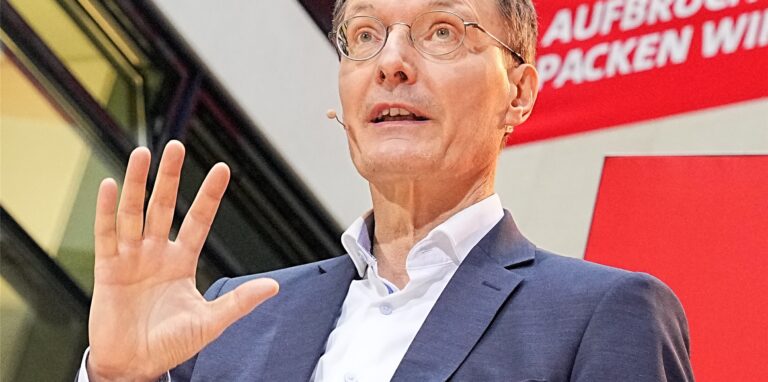 Karl Lauterbach (SPD), designierter Bundesminister für Gesundheit, spricht bei der Vorstellung der SPD-Minister und -Ministerinnen durch den designierten Bundeskanzler Scholz (SPD), im Willy-Brandt-Haus.