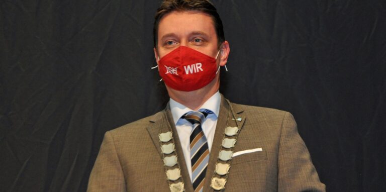 Bürgermeister Rajko Kravanja mit dem Symbol seines Amtes, der Amtskette, und dem Symbol der Corona-Zeit, der Gesichtsmaske. Auf dem Archivbild noch mit der zunächst üblichen Alltagsmaske.