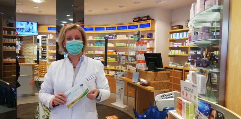 Barbara Haarmann arbeitet in der Kronen-Apotheke und gibt ihren Kunden Entwarnung: noch sind genügend Corona-Selbsttests vorhanden.