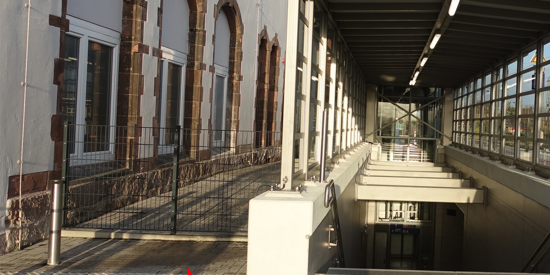 Die Passage zwischen Bahnhofsgebäude und Treppenabgang ist versperrt.