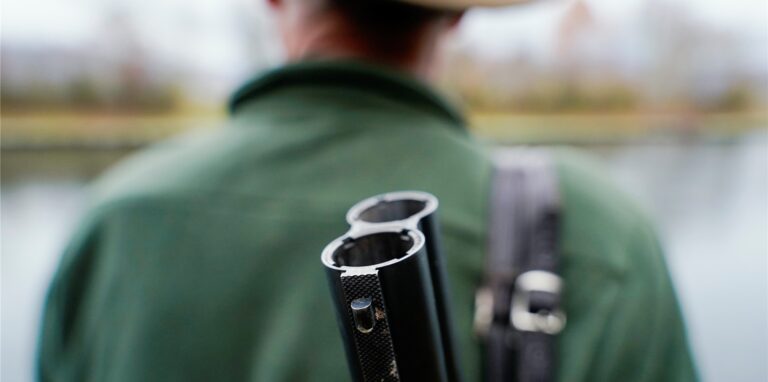 Ein Jäger steht mit seinem Gewehr in einem Jagdrevier. (Symbolbild)