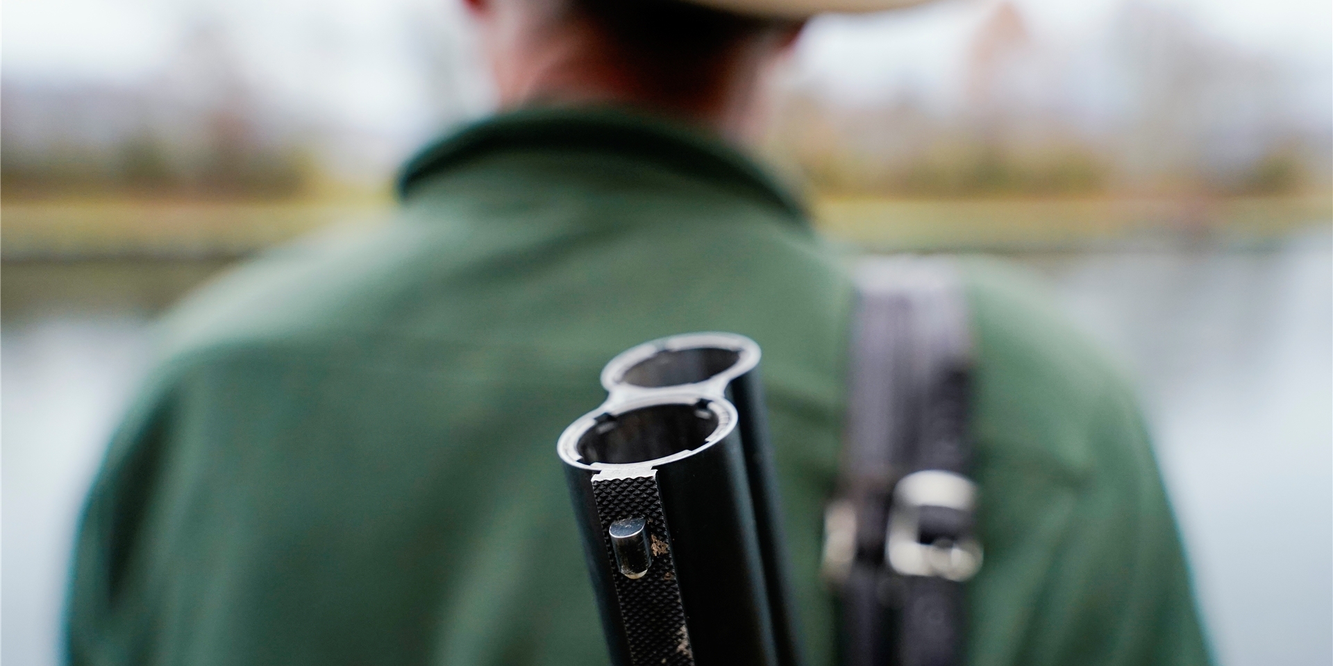 Ein Jäger steht mit seinem Gewehr in einem Jagdrevier. (Symbolbild)