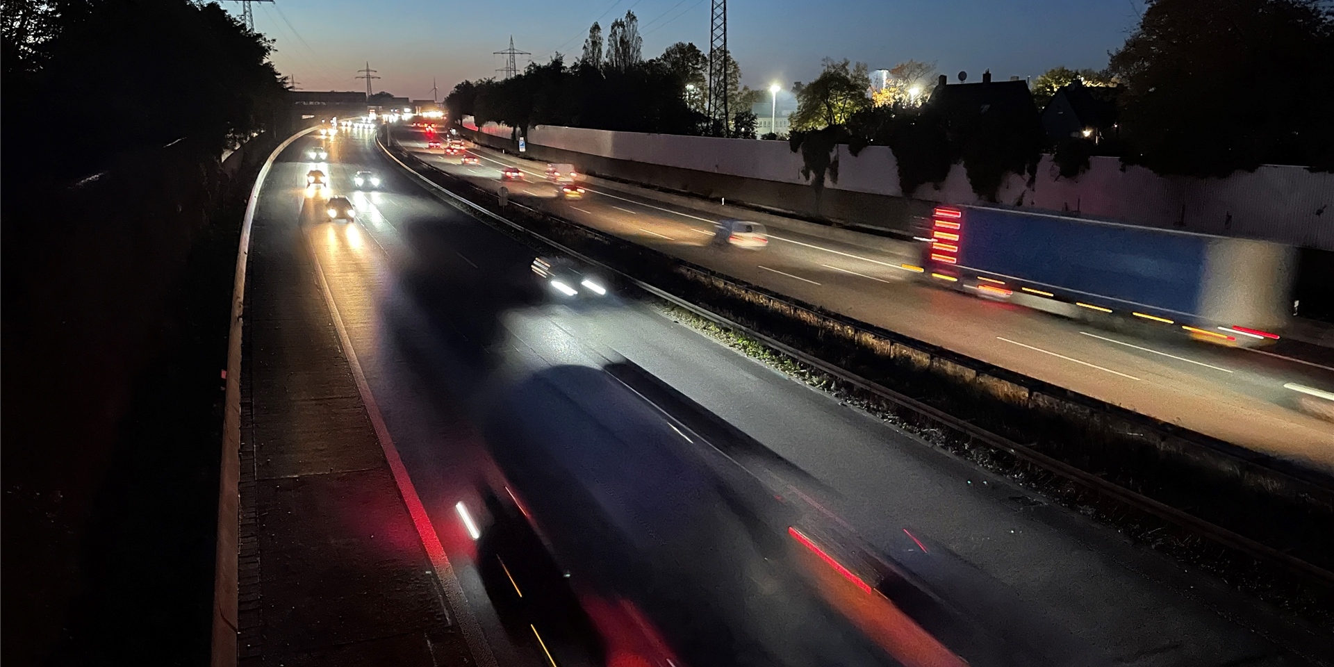 Die Autobahn A2 im Stadtgebiet von Castrop-Rauxel, hier von der Brücke in Ickern aus fotografiert. Die Fahrbahn Richtung Oberhausen wird in diesem Sommer saniert.