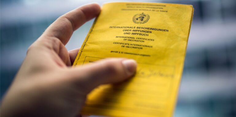 Widersprüchlich zur Polizei-Statistik legen immer mehr Leute in Dorstens Apotheken gefälschte Impfpässe vor.