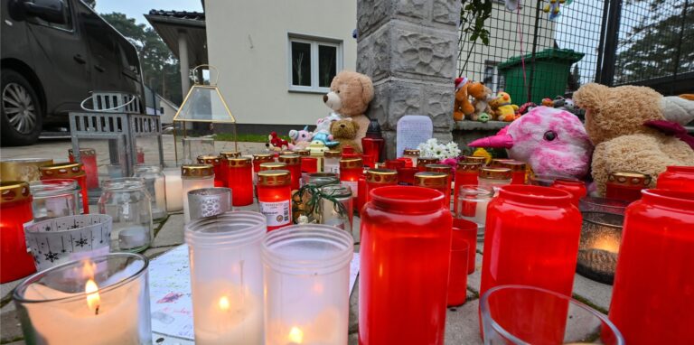 Viele Kerzen brennen vor auf einem Gehweg vor einem Einfamilienhaus in einem Ortsteil der Stadt Königs Wusterhausen im Landkreis Dahme-Spreewald.