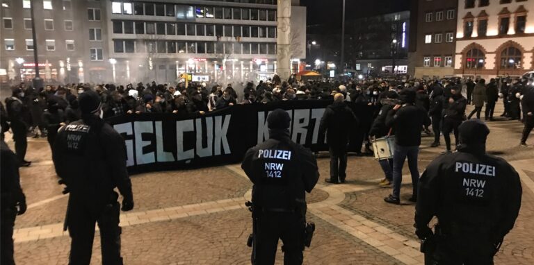 Die Fans von Besiktas Istanbul haben sich auf dem Friedensplatz versammelt. Von dort aus startet der Fan-Marsch zum Stadion. Die Polizei sichert den Bereich ab.