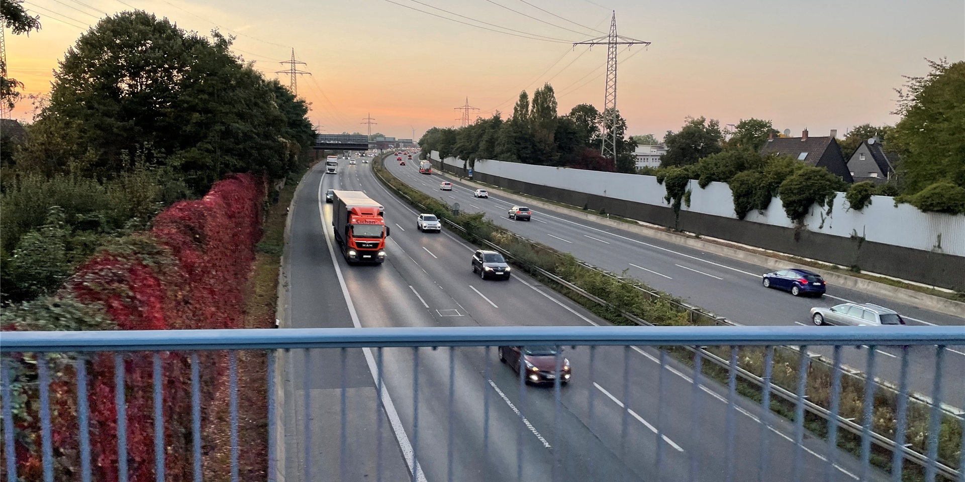 Die Autobahn A2 in Ickern von der Brücke Horststraße. Hinter den Lärmschutzwänden stehen Häuser.
