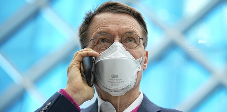 Impfgegner haben vor der Wohnung von Karl Lauterbach randaliert.