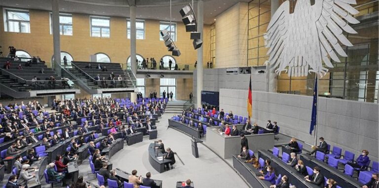 Im Bundestag fand die Vereidigung von Scholz zum Bundeskanzler und die Vereidigung der Bundesministerinnen und -minister der neuen rot-grün-gelben Bundesregierung statt.