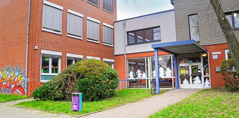 Außenansicht der Ewaldschule am Grünen Weg 28 in Oer-Erkenschwick