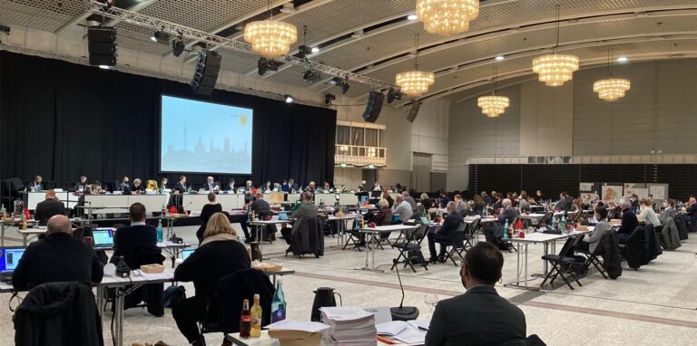 Die Dortmunder Politik, hier bei einer früheren Ratssitzung im Goldsaal, hat beschlossen, das das Amt des Oberbürgermeisters zumindest vorerst auf vier Stellen und Geld verzichten muss.