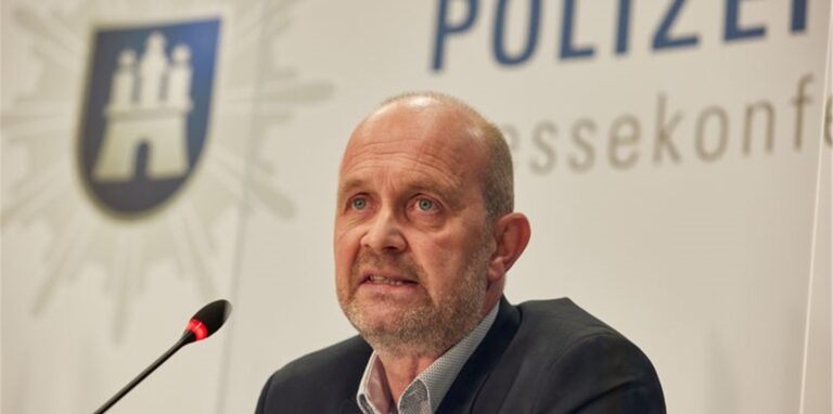 Claus Cortnumme, Leiter des polizeilichen Staatsschutzes, bei einer Pressekonferenz von Generalstaatsanwaltschaft und Polizei.