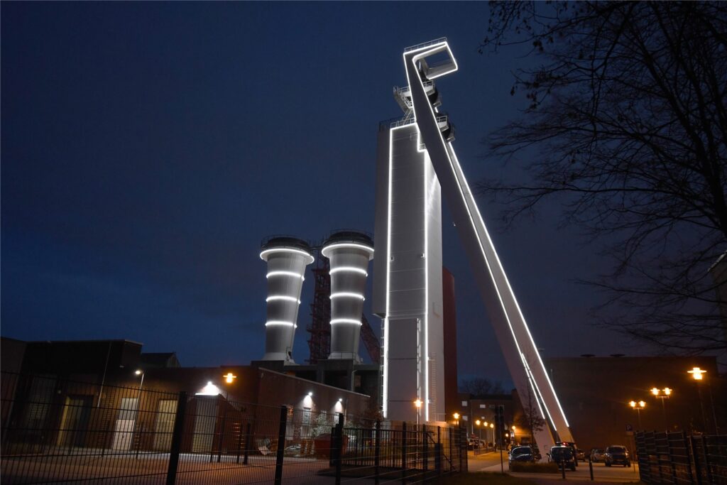 title attribut Hier eine weitere Ansicht des hell erleuchteten Fördergerüsts, an dem insgesamt 600 Meter Lichtleisten angebracht wurden.