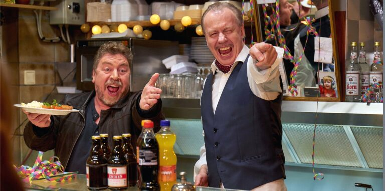 Armin Rohde (l) als Günther und Ludger Pistor (r) als Wolfgang drehen für eine weitere Folge ihrer „Schnitzel“-Reihe auch in Dortmund