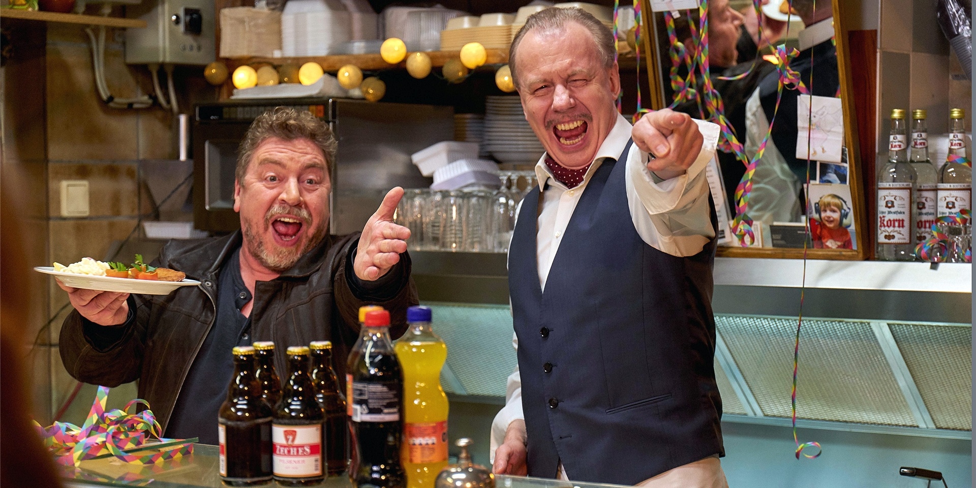 Armin Rohde (l) als Günther und Ludger Pistor (r) als Wolfgang drehen für eine weitere Folge ihrer „Schnitzel“-Reihe auch in Dortmund