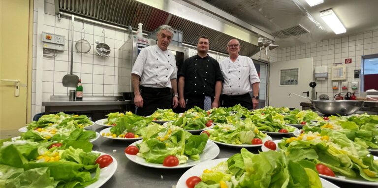 Es ist angerichtet: Die beiden Küchenchefs Rolf Bücker (l.) und Wolfgang Hörbelt (r.) mit ihrem Auszubildenen Maurice Rinne.