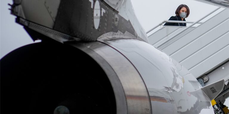 Willkommen in der Maschine: Annalena Baerbock, Deutschlands neue Außen­ministerin, auf dem Weg in den regierungs­eigenen Airbus A319 der Luftwaffe.