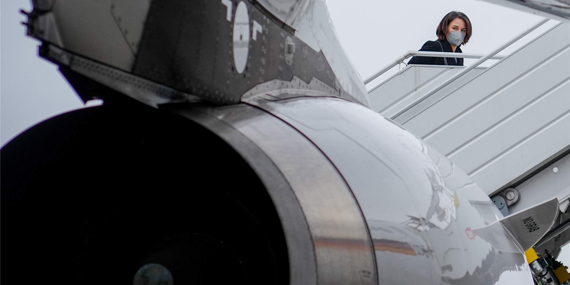 Willkommen in der Maschine: Annalena Baerbock, Deutschlands neue Außenministerin, auf dem Weg in den regierungseigenen Airbus A319 der Luftwaffe.