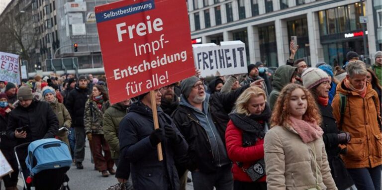 Ein Demonstrationszug unter dem Motto „Das Maß ist voll. Hände weg von unseren Kindern“ in Hamburg.
