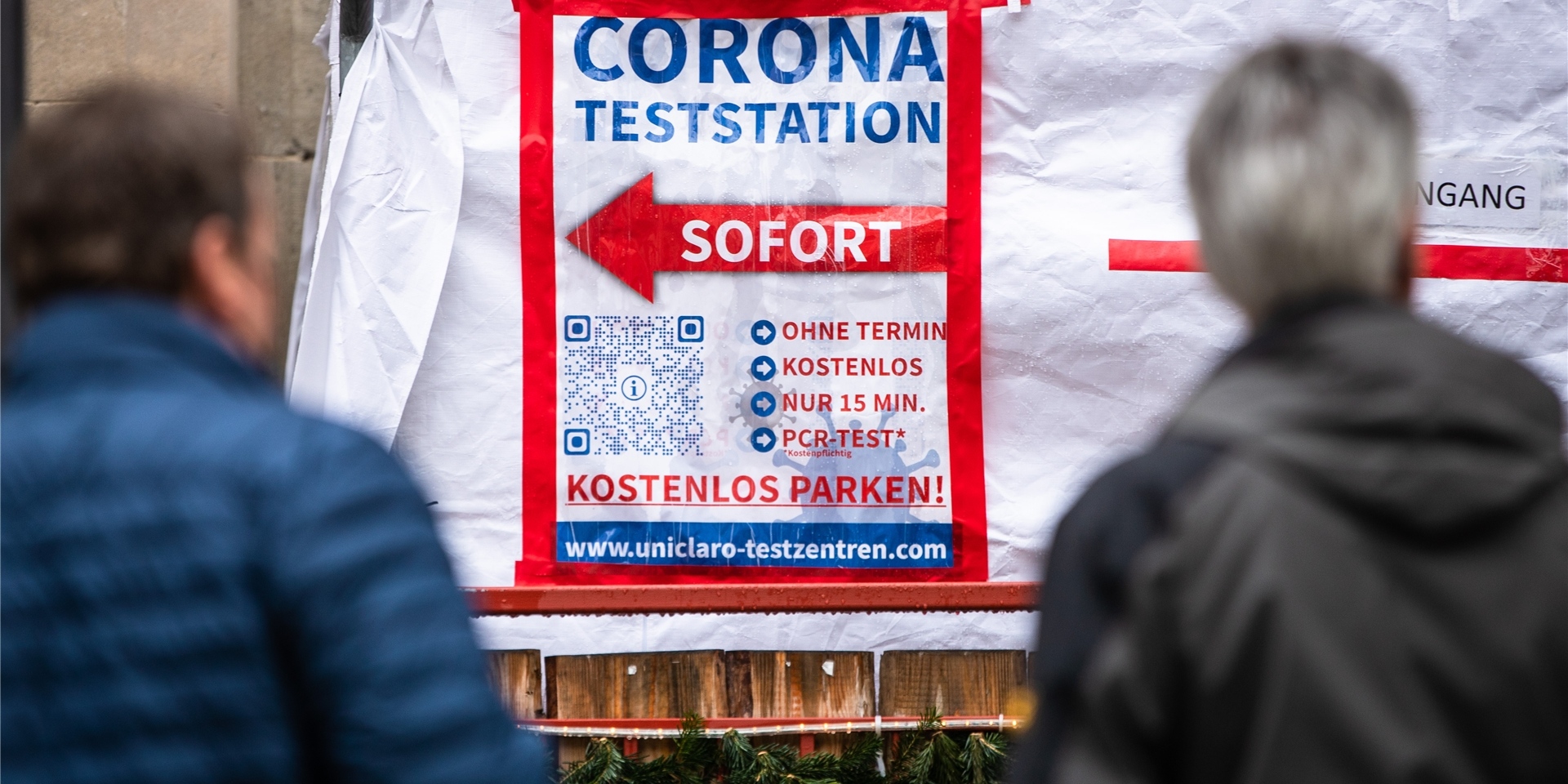 Ein Schild verweist auf ein Corona-Testzentrum.