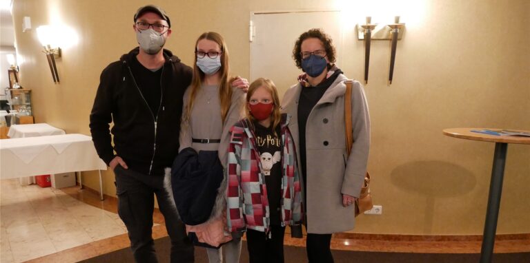 Extra aus Laer für das Weihnachtsmärchen „Peterchens Mondfahrt“ nach Marl angereist: Carsten, Anna, Lilo und Claudia Kottke waren begeistert vom Theaterstück und dem Bühnenbild.