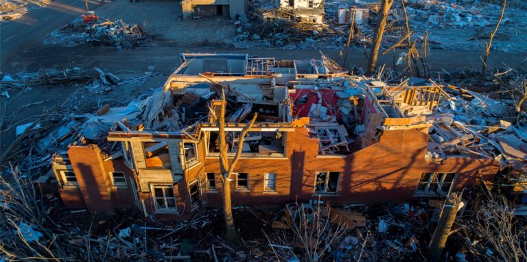 Tornados und Unwetter haben am Freitag in mehreren US-Bundesstaaten katastrophale Schäden angerichtet und mehrere Menschenleben gefordert.