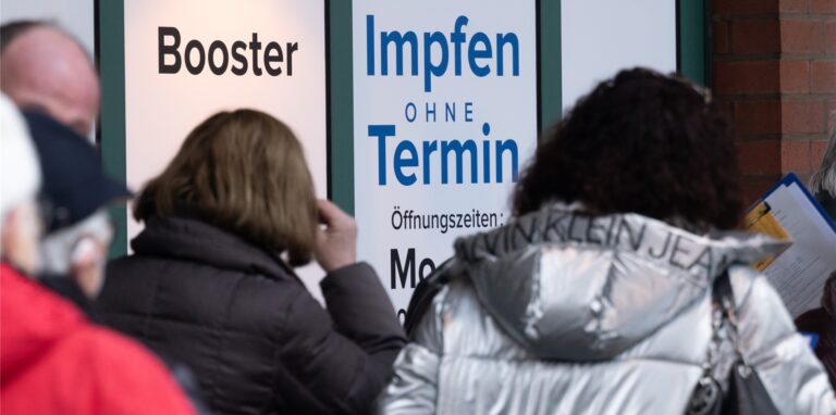 Menschen stehen Schlange, um sich impfen zu lassen.