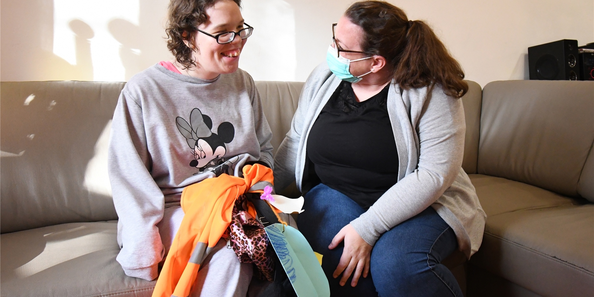 Die schwerbehinderte Denise und Hausleiterin Katrin Schild in der „Kleinen Oase“.