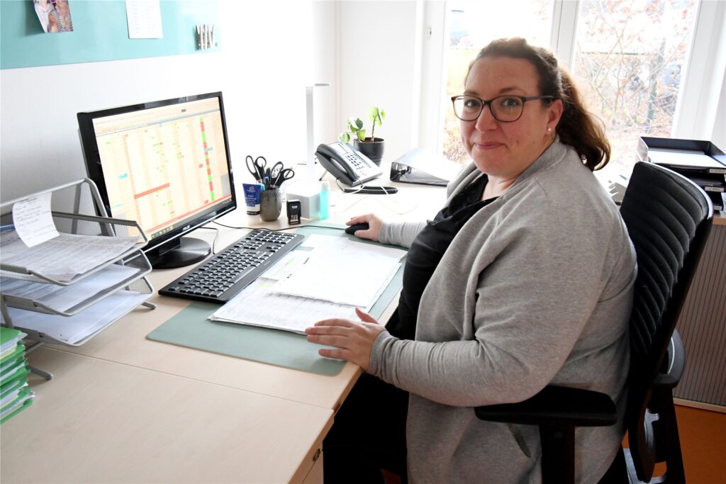 Hausleiterin Katrin Schild bei der Büroarbeit in der Hausleiterin Katrin Schild bei der Büroarbeit in der