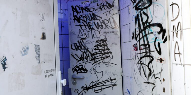 Die Toiletten am Bahnhof sind immer wieder in einem grausigen Zustand. Die Caritas kommt gegen Vandalismus und Verschmutzungen nicht an.
