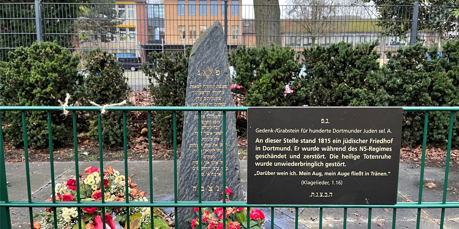 Der Friedhof wurde während des NS-Regimes geschändet und zerstört.