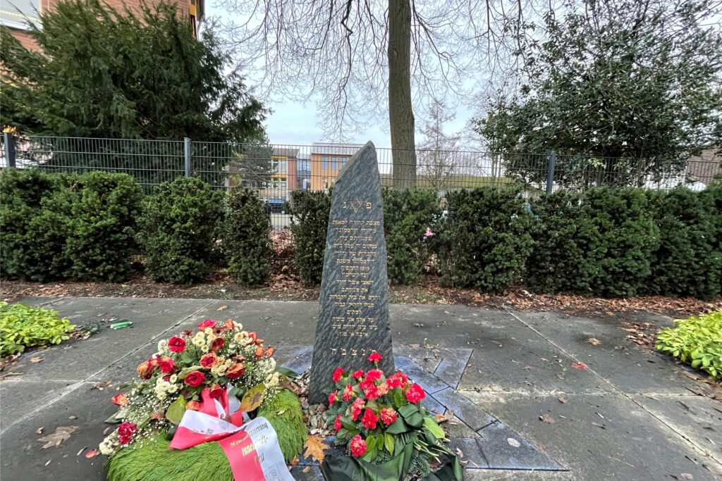 title attribut Der Gedenkstein erinnert an den jüdischen Friedhof, der während des NS-Regimes geschändet und zerstört wurde.