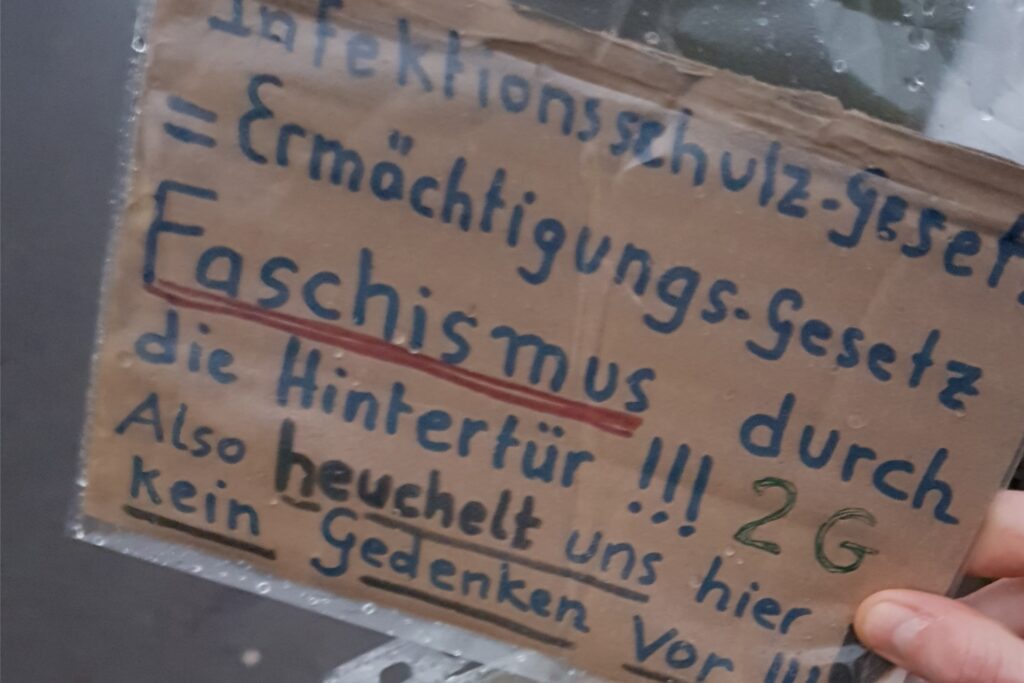 title attribut Eines der beiden antisemitischen Schilder, das am Gedenkstein für den ehemaligen jüdischen Friedhof im Westpark hing.