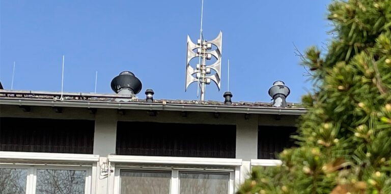 Solche Sirenen stehen wieder auf vielen öffentlichen Gebäuden im Stadtgebiet. Diese ertönt bei einem Alarm in Dingen.