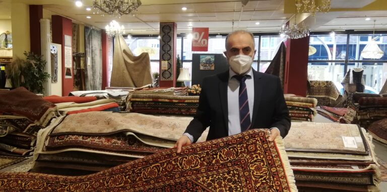 Geschäftsführer Ali Dashti zeigt einen Teppich im Einrichtungshaus Azad. Der Name Azad wurde zuletzt wieder verstärkt von Betrügern missbraucht.