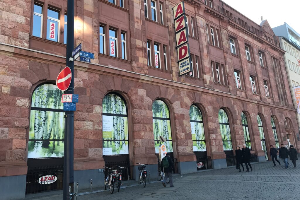 title attribut Direkt am Hansaplatz liegt das Einrichtungshaus Azad. Das Traditionsgeschäft verkauft seit langem Orient-Teppiche und Möbel. Vielen Dortmundern ist der Name daher ein Begriff. (Archiv)