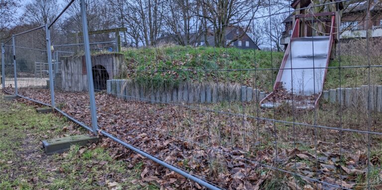 Nicht sonderlich einladend präsentiert sich seit langer Zeit der Spielplatz Marderweg. Das soll sich jedoch bald ändern.