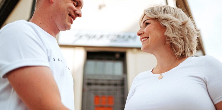 Julian und Melina haben ihre Hochzeit im September 2022 geplant.