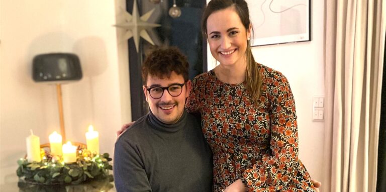 Martin und Dorina heiraten im kommenden Juli. Immer mit dabei ist ihre silberne Labrador-Hündin Ella.