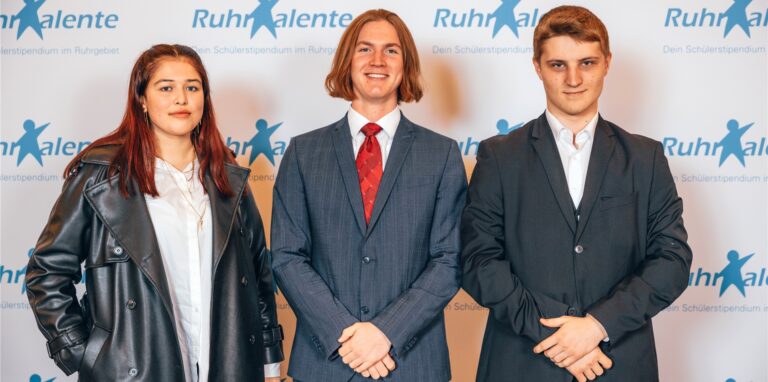 Die RuhrTalente des Städtischen Gymnasiums (v.l.): Sevval Bakir, Louis Mende und Florian Gburek. Muhammad Arham Shahid ist erst kürzlich dazugestoßen und fehlt auf dem Foto.