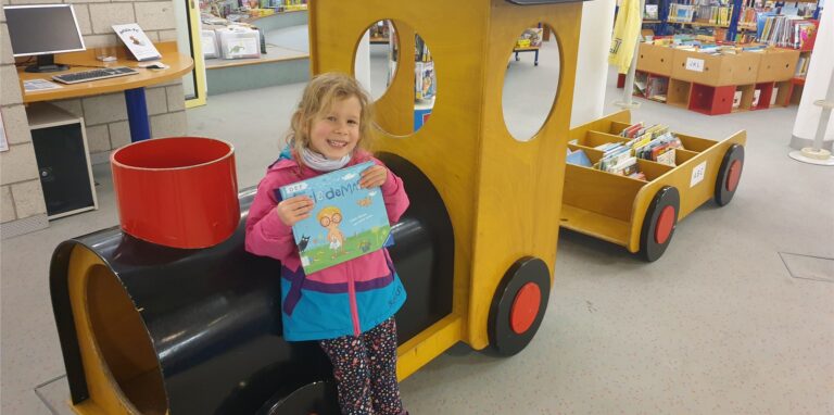 Hannah Rademacher (4) hat sich schon in der Glashaus-Bücherei für den Lese-Marathon zwischen den Feiertagen eingedeckt.