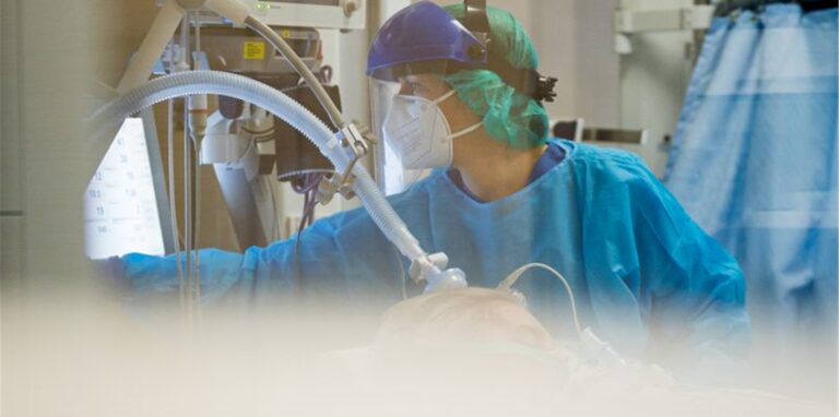 Eine Ärztin kümmert sich auf einer Intensivstation in Trier um einen Corona-Patienten.