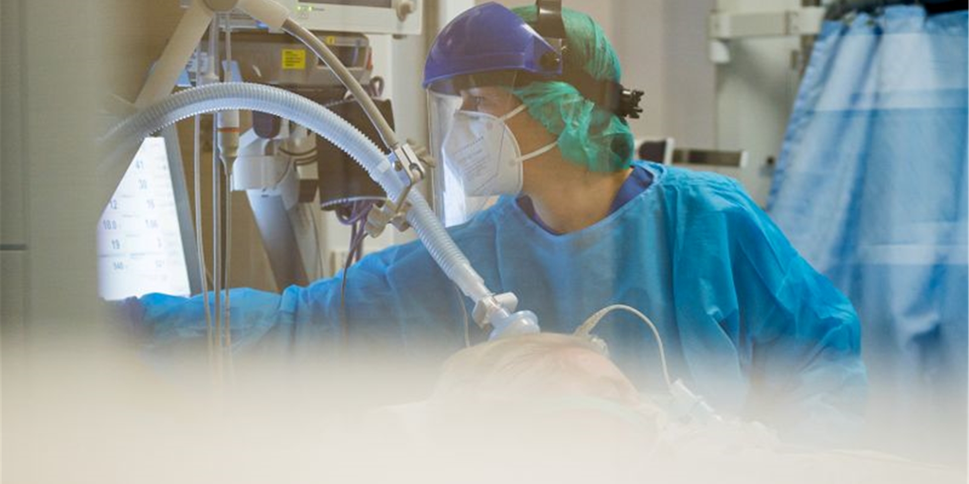 Eine Ärztin kümmert sich auf einer Intensivstation in Trier um einen Corona-Patienten.