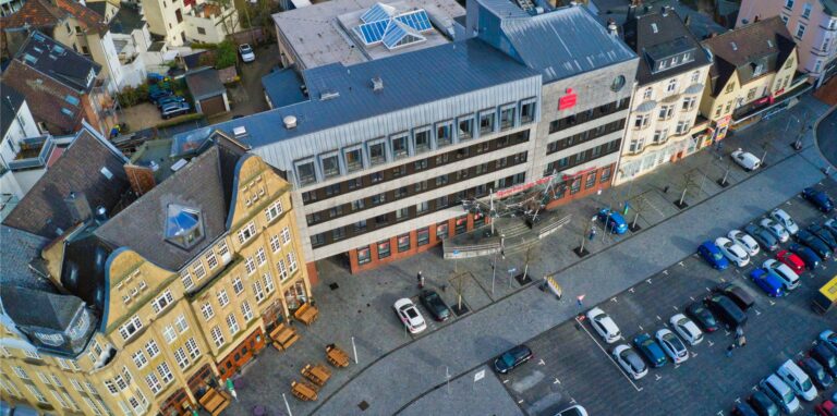 Am Altstadtmarkt musste das 21-jährige Opfer das Geld für die drei Räuber abheben.
