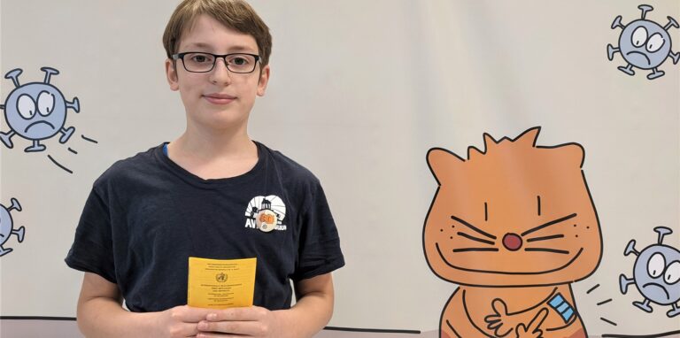 Der zehnjährige Tristan war das erste Kind, das sich am Freitag im Dorstener Impfzentrum impfen ließ. Er und seine Mutter waren dafür extra aus Dülmen gekommen.