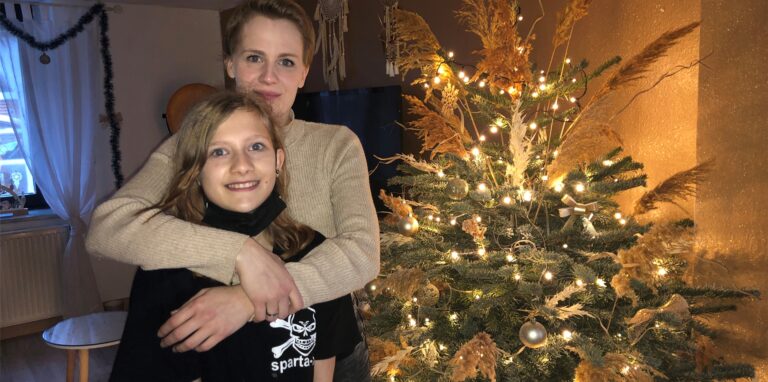 Jacqueline Baltruschat und ihre Tochter Celine-Sophie haben ihren Tannenbaum mit ganz viel Pampasgras geschmückt.