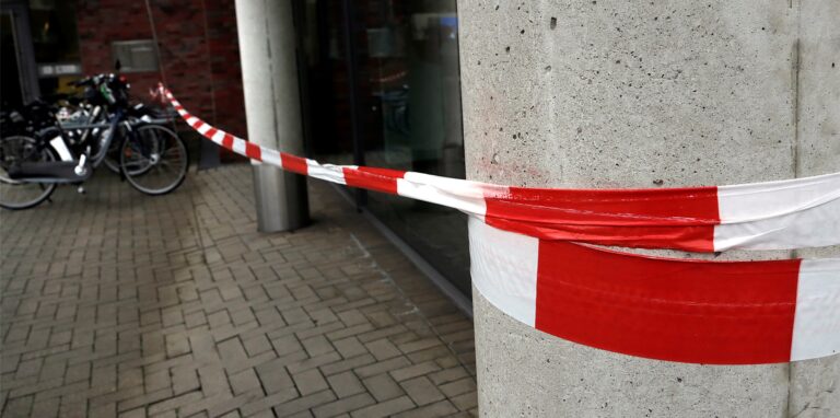 Am Volksbankgebäude ist ein Bereich zurzeit abgesperrt.